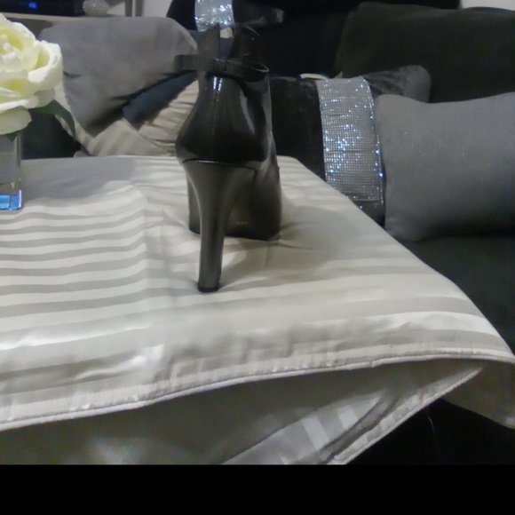 Shoes - Picture 4 of 6